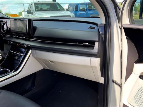 Used 2022 Kia Carnival EX FWD image 17
