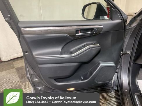Used 2023 Toyota Highlander Platinum image 26