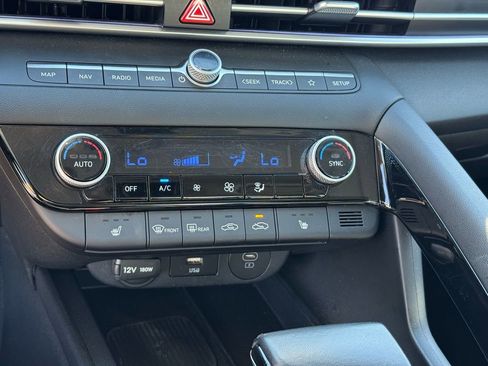 Used 2025 Hyundai Elantra SEL image 30