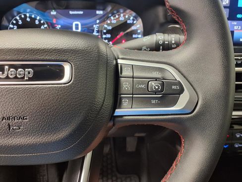 Used 2025 Jeep Compass Trailhawk AWD/4WD image 21
