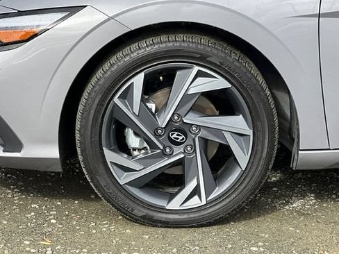 Certified 2025 Hyundai Elantra SEL FWD image 33