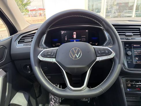 Certified 2023 Volkswagen Tiguan SE w/ Panoramic Sunroof Package AWD/4WD image 17