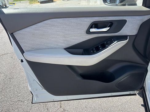 Used 2023 Nissan Rogue SV image 9