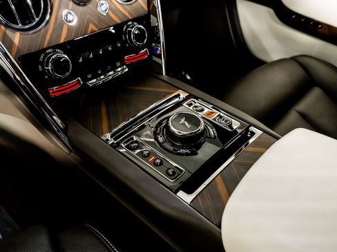 Used 2023 Rolls-Royce Cullinan w/ Cullinan Package image 40