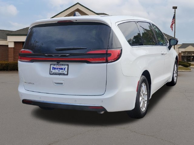 New 2027 Chrysler Pacifica Select FWD image 3
