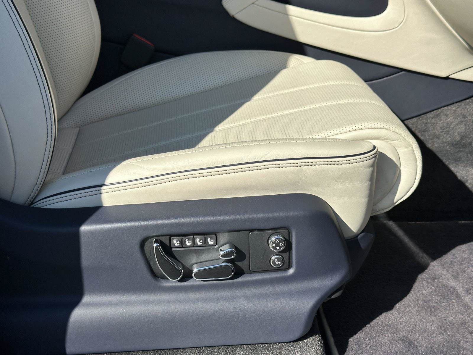 Used 2022 Bentley Bentayga AWD/4WD image 17