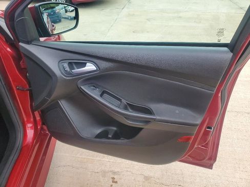 Used 2016 Ford Focus SE w/ SE Sport Package FWD image 6