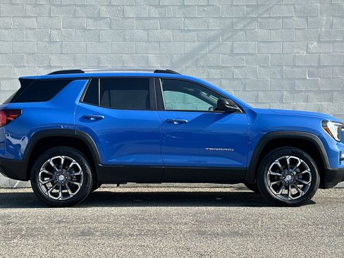 Used 2026 GMC Terrain Elevation w/ Elevation Premium Package FWD image 3