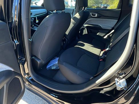 Certified 2025 Jeep Compass Sport image 23