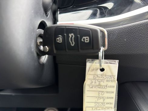 Used 2025 Audi Q3 2.0T Premium image 25