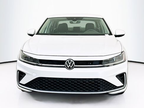 Used 2025 Volkswagen Jetta SE image 2