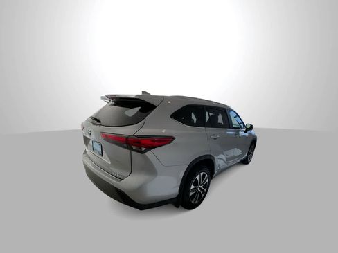 Used 2023 Toyota Highlander XLE AWD/4WD image 8