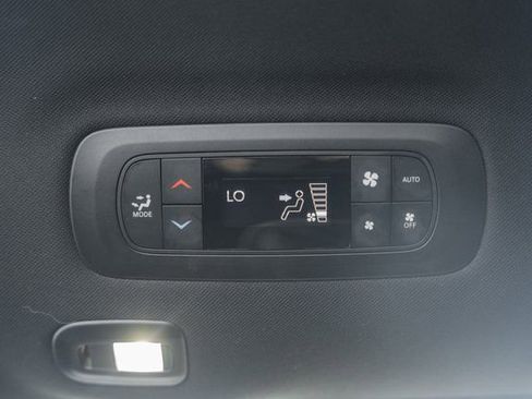 Used 2025 Chrysler Pacifica Limited image 41