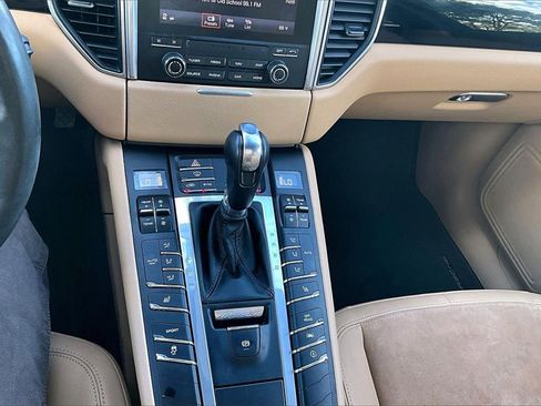 Used 2018 Porsche Macan Base image 11