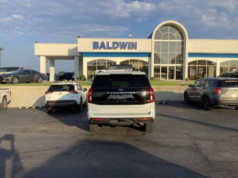 Used 2025 Ford Expedition Active AWD/4WD image 6