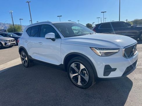 New 2025 Volvo XC40 B5 Core w/ Climate Package AWD/4WD image 9