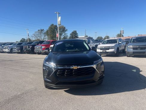 Used 2025 Chevrolet Trax LS image 8