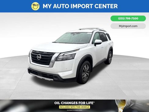 Used 2025 Nissan Pathfinder SL AWD/4WD image 3