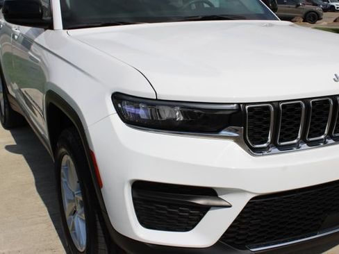 Used 2023 Jeep Grand Cherokee Laredo AWD/4WD image 3