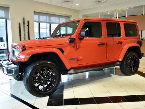 Used 2024 Jeep Wrangler Unlimited Sahara w/ Technology Group AWD/4WD image 3