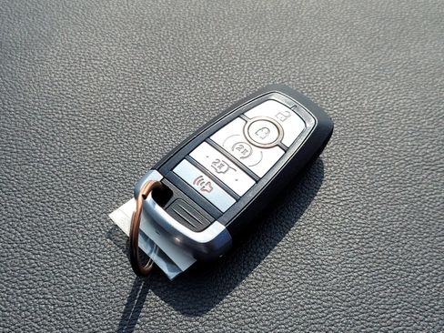 Used 2021 Ford Explorer XLT w/ Equipment Group 202A AWD/4WD image 11