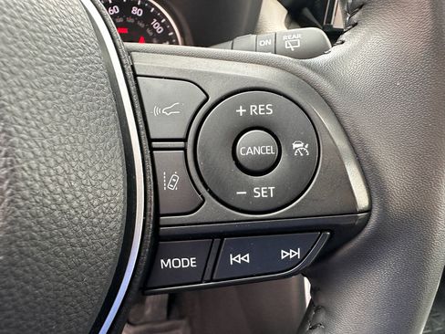 Used 2022 Toyota RAV4 XLE Premium image 15