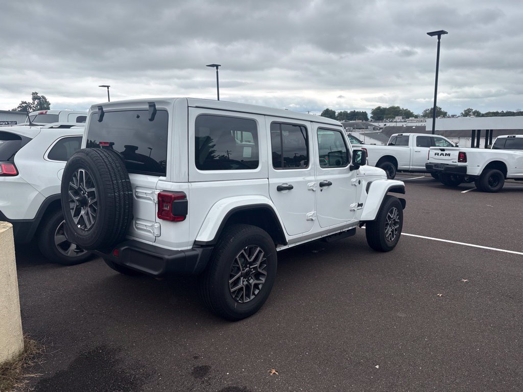 Used 2026 Jeep Wrangler Unlimited Sahara AWD/4WD image 2
