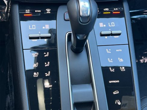 Used 2025 Porsche Macan image 25