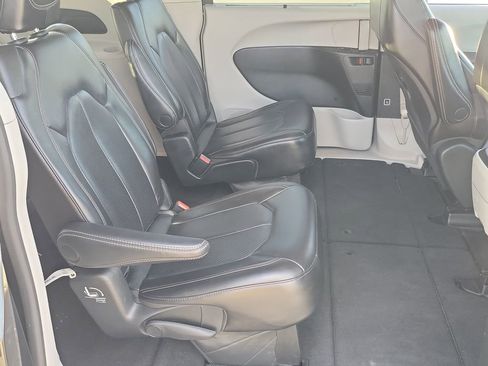 Used 2023 Chrysler Pacifica Touring-L image 16