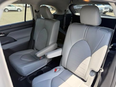 Used 2025 Toyota Highlander XLE AWD/4WD image 14
