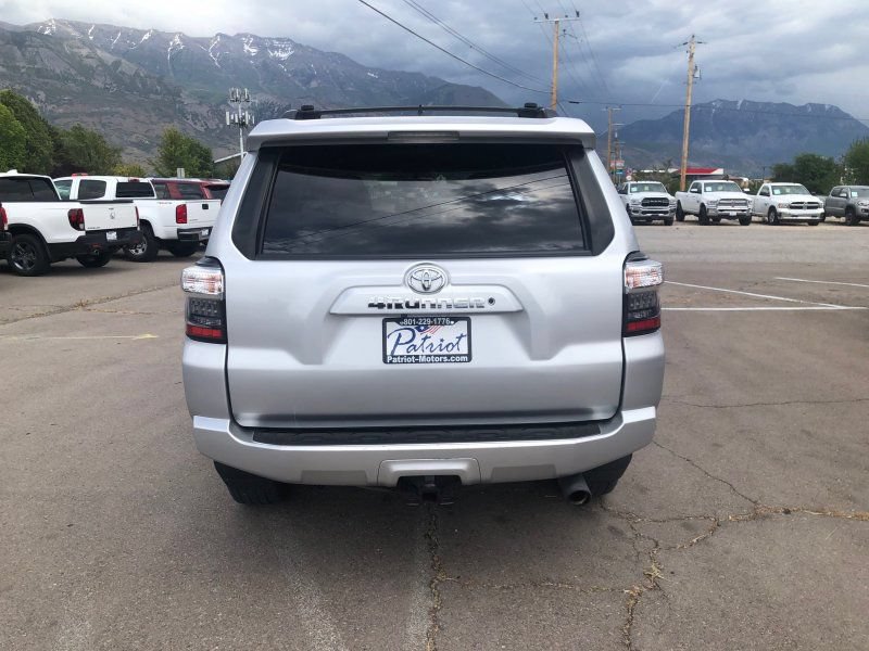 Used 2019 Toyota 4Runner SR5 AWD/4WD image 5