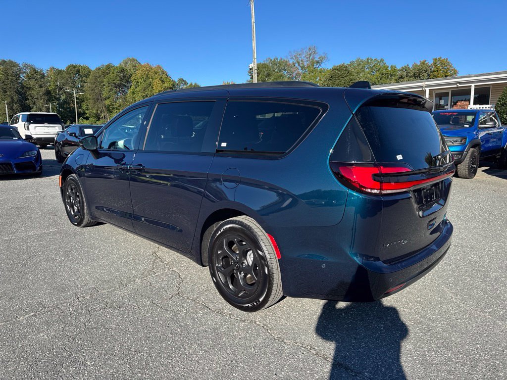 Used 2025 Chrysler Pacifica Premium FWD image 3