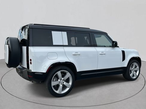 Used 2025 Land Rover Defender 110 X-Dynamic SE image 6