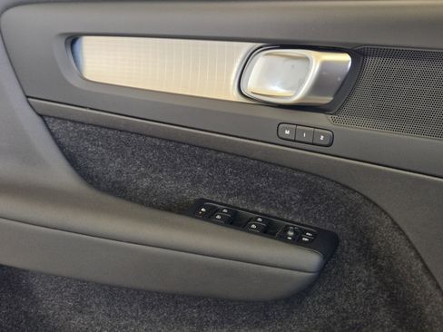 Used 2024 Volvo XC40 B5 Core image 33