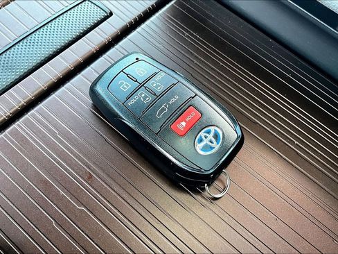 Used 2023 Toyota Sienna XLE FWD image 36