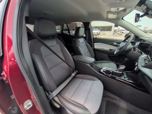 Used 2025 Chevrolet Trax LT w/ LT Convenience Package FWD image 30