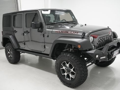 Used 2017 Jeep Wrangler Unlimited Rubicon w/ Connectivity Group image 3