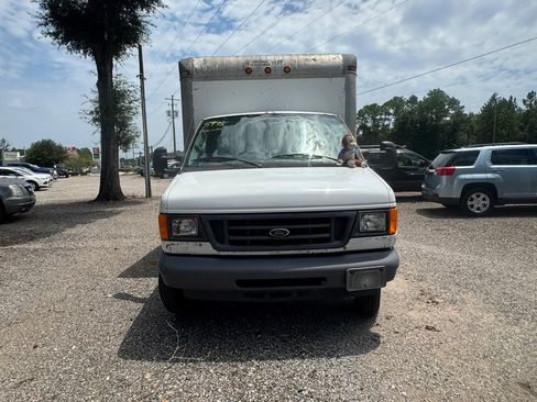 Used 2006 Ford E-350 and Econoline 350 Super Duty RWD image 13