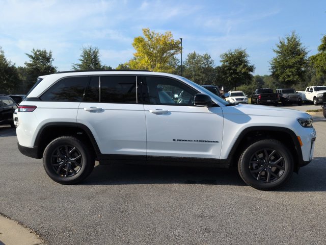 New 2027 Jeep Grand Cherokee Altitude RWD image 3