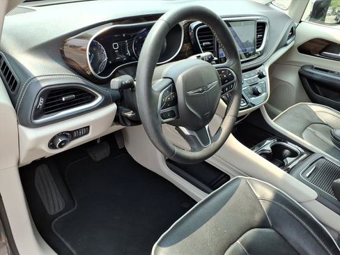 Used 2023 Chrysler Pacifica Limited FWD image 11