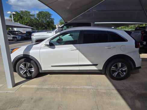 Used 2022 Kia Niro LXS FWD image 4