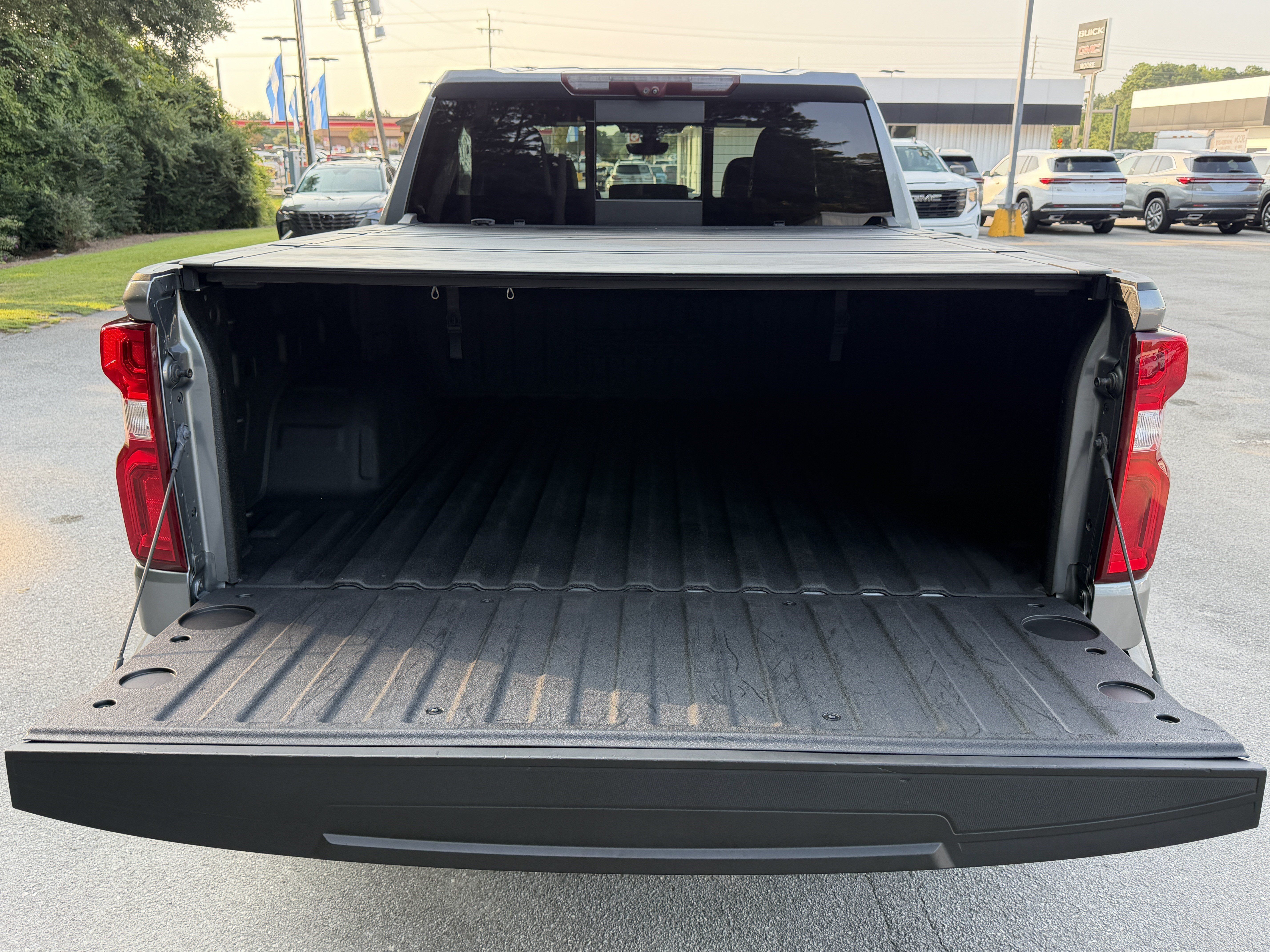 Used 2021 Chevrolet Silverado 1500 High Country w/ Technology Package AWD/4WD image 9