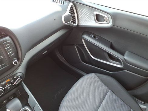 Used 2025 Kia Soul LX w/ LX Technology Package FWD image 34