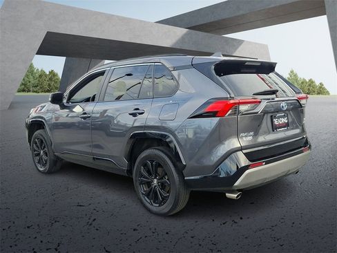 Used 2022 Toyota RAV4 SE image 7