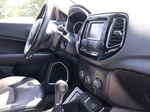 Used 2018 Jeep Compass Latitude FWD image 10