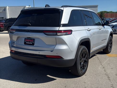 Used 2025 Jeep Grand Cherokee Altitude AWD/4WD image 5