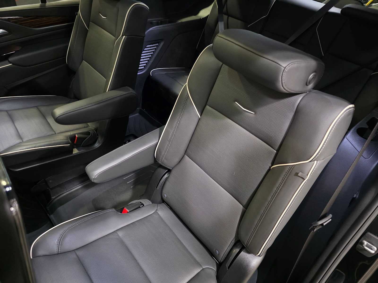 Certified 2024 Cadillac Escalade Premium Luxury w/ Performance Package AWD/4WD image 17