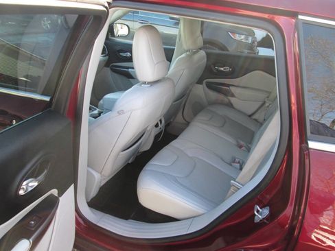 Used 2019 Jeep Cherokee Limited image 16