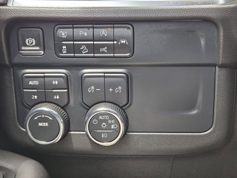 Used 2025 Chevrolet Suburban Z71 AWD/4WD image 22