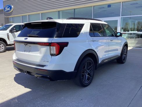 Used 2025 Ford Explorer ST-Line w/ ST-Line Street Pack image 3